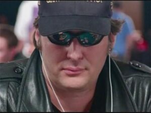 Funny unseen hand between Hellmuth and Tony G