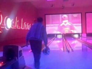 Life of Ivey &amp;#8211; Phil vs Bear &amp;#8211; Bowling Wars