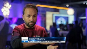 Daniel Negreanu &amp;#8211; Playing Low Suited Connectors